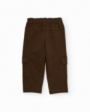 Pantalon cargo pour garçon de couleur marron avec poches latérales.