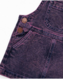 Robe salopette en denim pour fille en ton indigo avec finition délavée et détails de cœur.