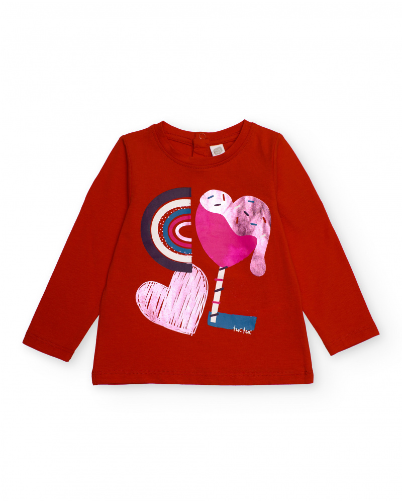 T-shirt rouge à manches longues pour fille avec imprimé de cœurs et détails graphiques.