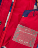 Gilet matelassé pour garçon avec imprimé sportif multicolore.