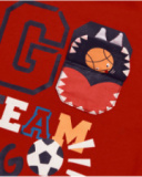 T-shirt rouge à manches longues pour garçon avec imprimé “GO TEAM” et détails sportifs.