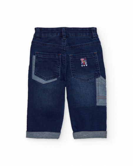 Jean enfant bleu avec poches et détails contrastés.