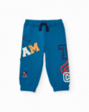 Pantalon en molleton pour garçon bleu avec imprimé graphique et poche latérale.