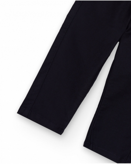 Pantalon en sergé pour garçon bleu marine avec poche arrière et détail brodé.