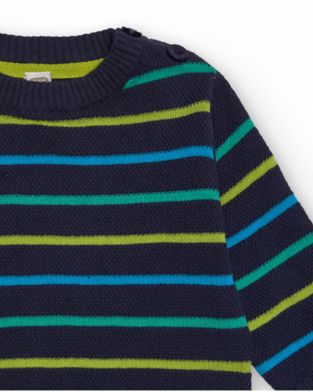 Pull en maille pour garçon bleu marine avec rayures colorées et broderie de fusée spatiale.