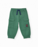 Pantalon jogger pour garçon vert avec poches cargo.