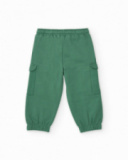 Pantalon jogger pour garçon vert avec poches cargo.