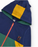 Ensemble de sport pour garçon bleu marine avec détails verts et jaunes.