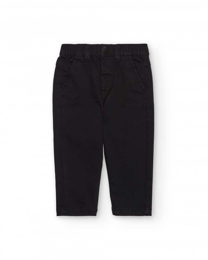 Pantalón largo para niño en color negro con bolsillos traseros