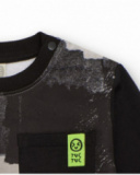 Sweat-shirt pour garçon en noir avec imprimé gris et texte fluo Sweat-shirt pour garçon en noir avec imprimé gris et texte fluo