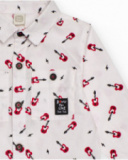 Chemise blanche pour garçon avec imprimé de guitares.
