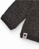 Pull pour fille en grosse maille grise avec détail de cœurs.