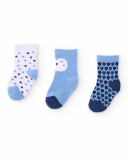 Lot de trois chaussettes pour nouveau-né dans les tons bleu et blanc avec imprimés amusants.