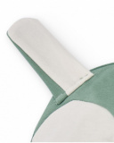 Bonnet en coton pour nouveau-né dans les tons vert et blanc avec motif visage souriant.