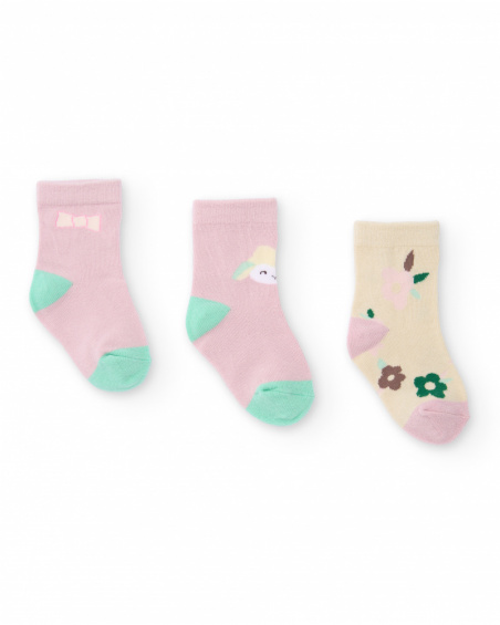 Lot de 3 paires de chaussettes pour bébé fille en tons rose et beige avec motifs variés.