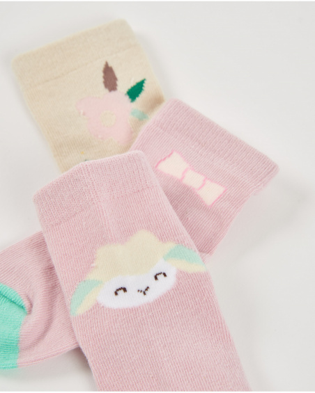 Lot de 3 paires de chaussettes pour bébé fille en tons rose et beige avec motifs variés.