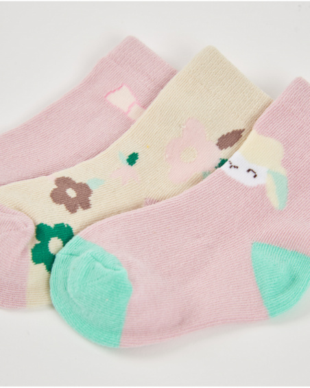 Lot de 3 paires de chaussettes pour bébé fille en tons rose et beige avec motifs variés.