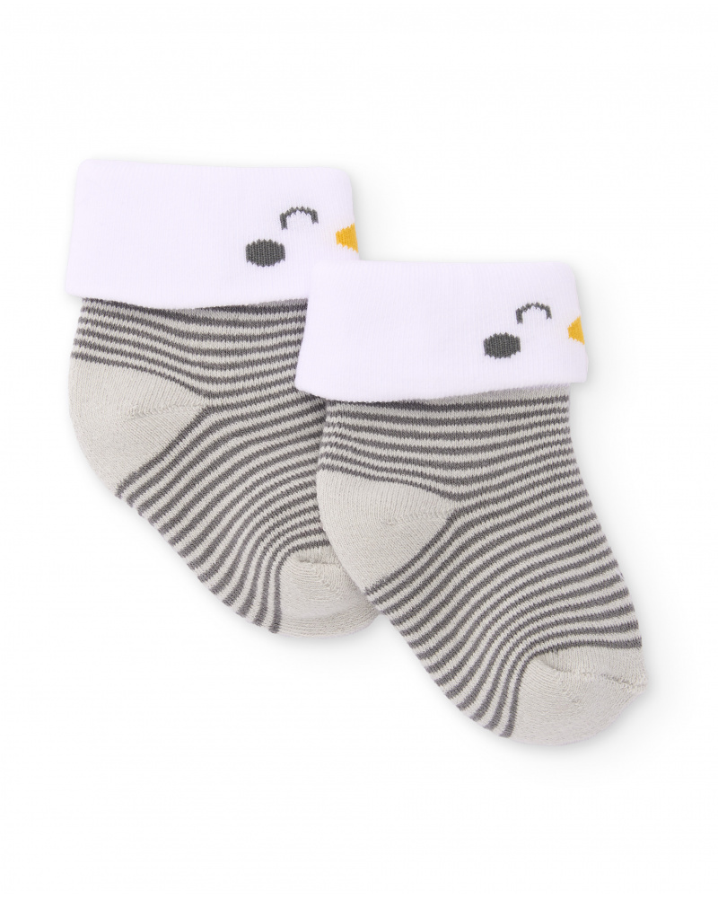 Chaussettes en tricot pour nouveau-né à rayures grises with poignet blanc et détail pingouin