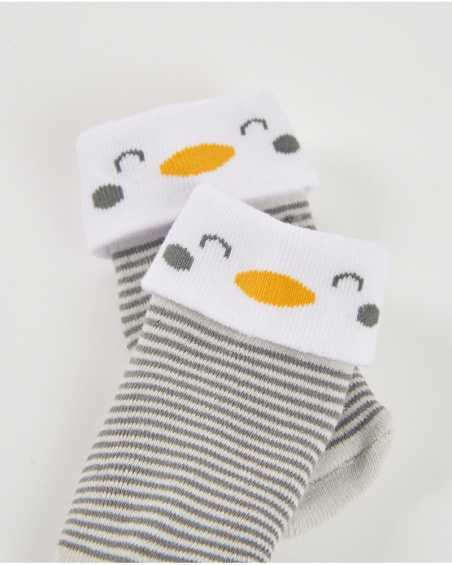 Chaussettes en tricot pour nouveau-né à rayures grises with poignet blanc et détail pingouin