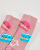 Lot de deux paires de chaussettes pour fille en tons rose et violet avec motifs amusants.