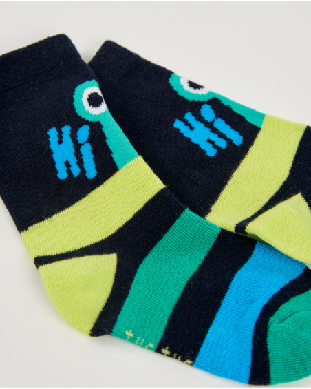Lot de chaussettes pour garçon en vert et bleu avec motifs de monstre et rayures.
