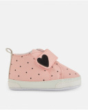Chaussure pour nouveau-né couleur rose avec imprimé pois noirs et fermeture velcro.