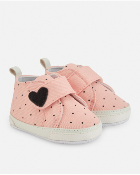 Chaussure pour bébé fille rose avec imprimé à pois noirs et fermeture velcro