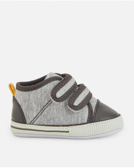 Chaussure de sport pour nouveau-né dans les tons gris avec fermeture velcro