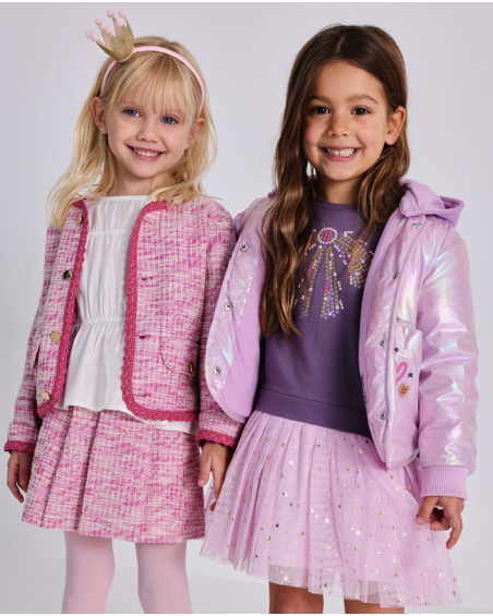 Veste rose pour fille avec boutons dorés.