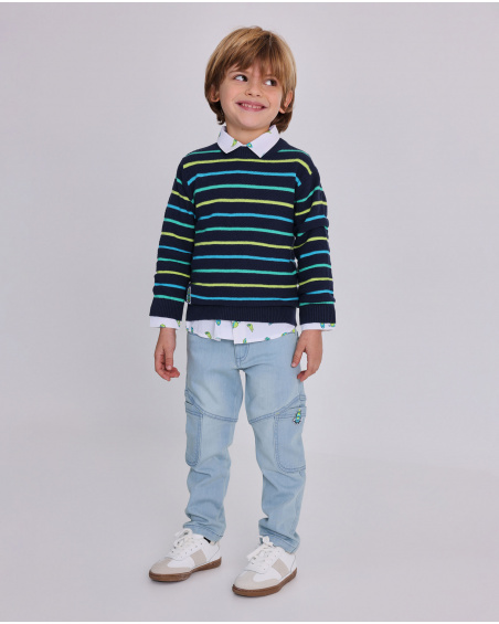 Pull en maille pour garçon bleu marine avec rayures colorées et broderie de fusée spatiale.