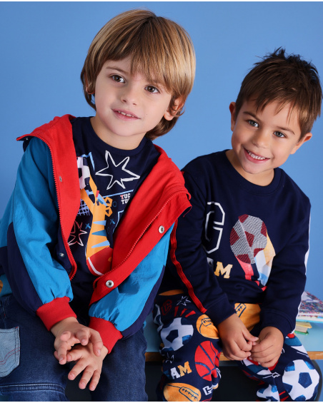 Sweatshirt bleu marine pour garçon avec imprimé de lion footballeur et détails sportifs.