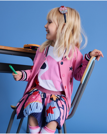 T-shirt blanche à manches longues pour fille avec imprimé d’étoiles colorées.