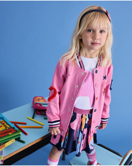 Veste type varsity rose pour fille avec broderies et applications en 3D.
