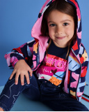 Veste matelassée pour fille avec imprimé coloré de lettres et de formes.