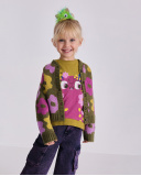Cardigan en tricot pour fille couleur verte avec imprimé de fleurs roses et jaunes.