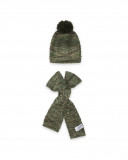 Bonnet et écharpe en tricot pompon fille vert dance muse Bonnet et écharpe en tricot pompon fille vert dance muse