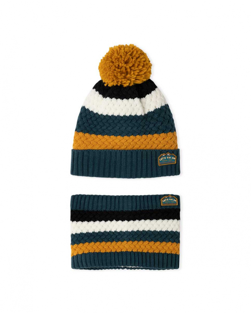 Sentier de randonnée garçon chapeau et cou en tricot marron