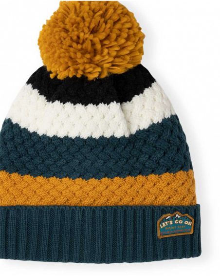 Sentier de randonnée garçon chapeau et cou en tricot marron Sentier de randonnée garçon chapeau et cou en tricot marron