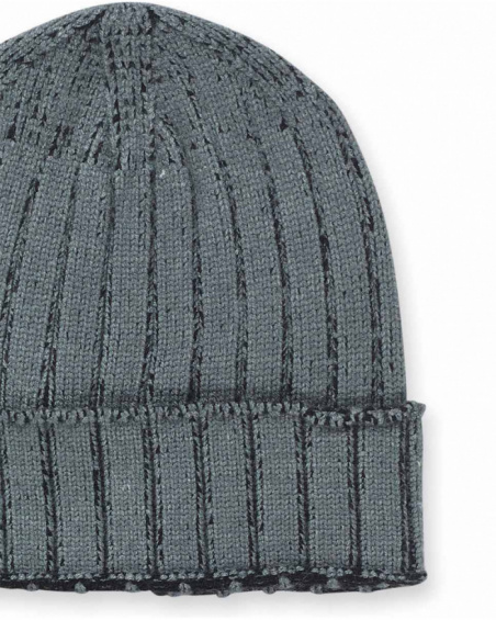 Cappello e sciarpa grigi lavorati a maglia per ragazzi della