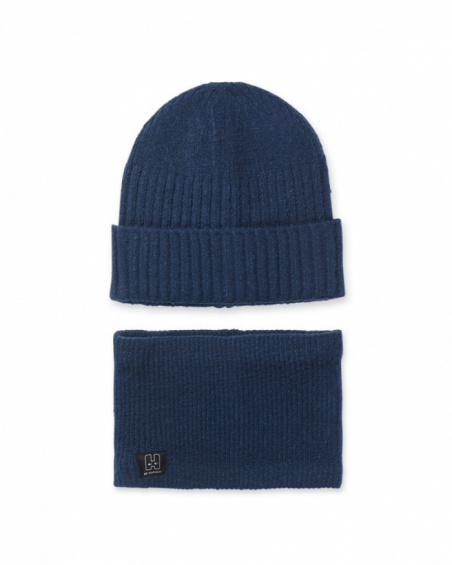 Cappello e sciarpa blu lavorati a maglia per la collezione