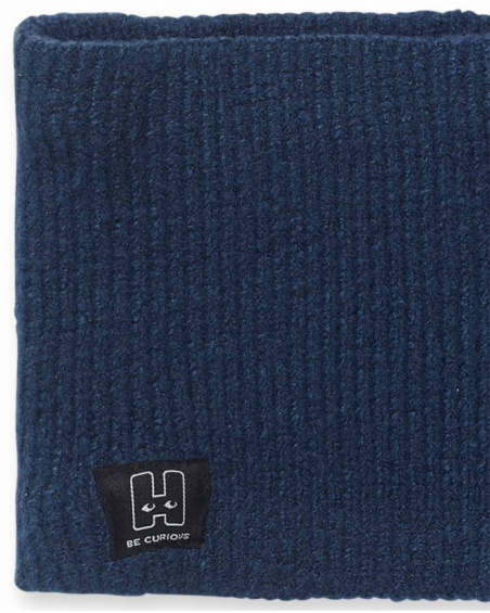 Cappello e sciarpa blu lavorati a maglia per la collezione