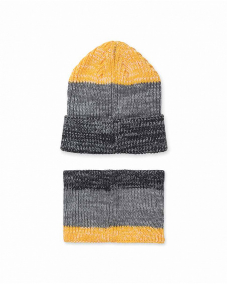 Cappello e sciarpa grigi lavorati a maglia per la collezione