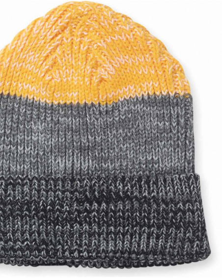 Cappello e sciarpa grigi lavorati a maglia per la collezione