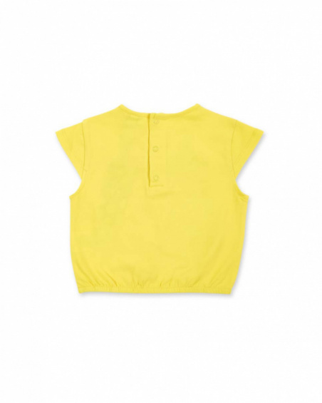 T-shirt gialla lavorata a maglia da ragazza con cartello