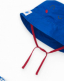 Completo per bambino con cappellino blu ricamato e culotte a quadri bianchi Completo per bambino con cappellino blu ricamato e culotte a quadri bianchi