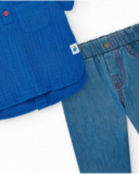 Completo di cotone per bambino con camicia blu a maniche corte e pantaloni in denim con ricamo di