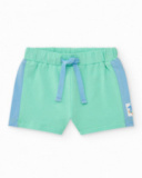 Completo per bambino con t-shirt bianca con stampa tropicale e pantaloncini verdi con dettagli blu