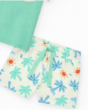 Completo per bambino con t-shirt blu e verde e pantaloncini bianchi con stampa di palme e soli