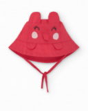 Cappello piatto rosso per bambina con orecchie applicate e design ricamato Cappello piatto rosso per bambina con orecchie applicate e design ricamato