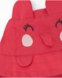 Cappello piatto rosso per bambina con orecchie applicate e design ricamato Cappello piatto rosso per bambina con orecchie applicate e design ricamato